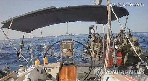 국제 구호선단 선박과 이스라엘 해군 함정