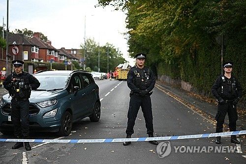테러가 발생한 맨체스터 유대교 회당 앞에서 경계 근무를 서고 있는 경찰관들 