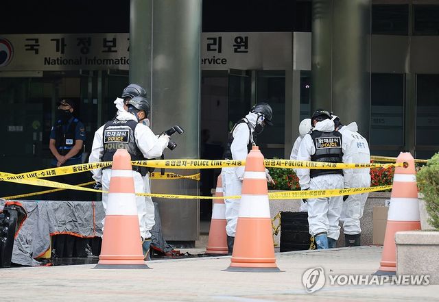 국정자원 배터리 살피는 감식반