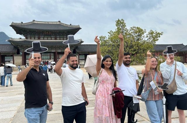 '갓 부채' 들고 경복궁서 '찰칵'