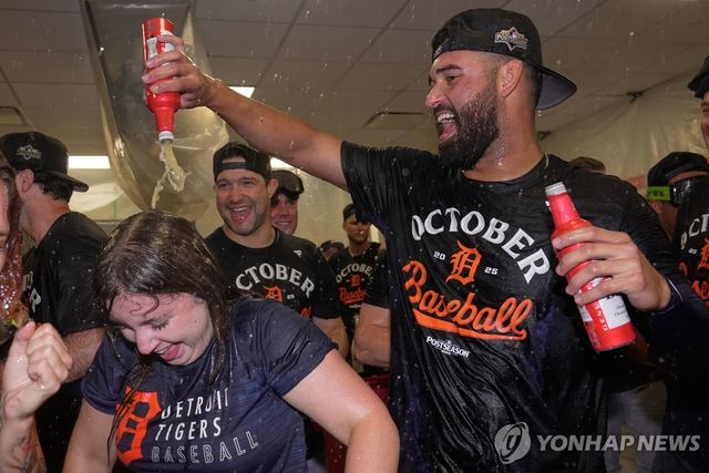 디비전시리즈 진출을 축하하는 디트로이트 선수단.