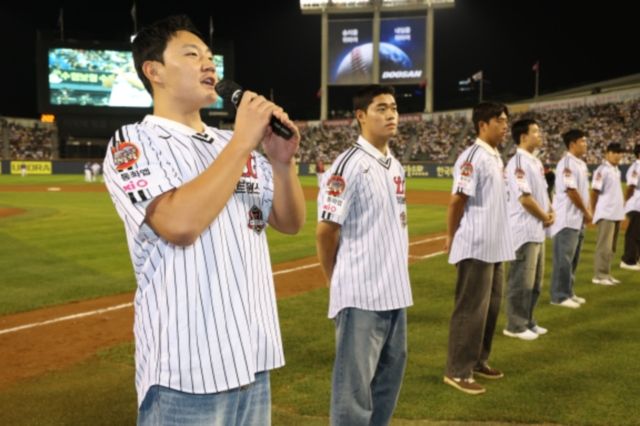 팬들에게 인사하는 LG 2026년 신인 양우진