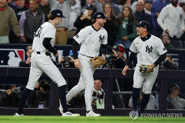 보스턴과 3차전 승리에 기뻐하는 양키스 선수들.