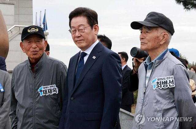 실향민 가족과 북녘 바라보는 이재명 대통령