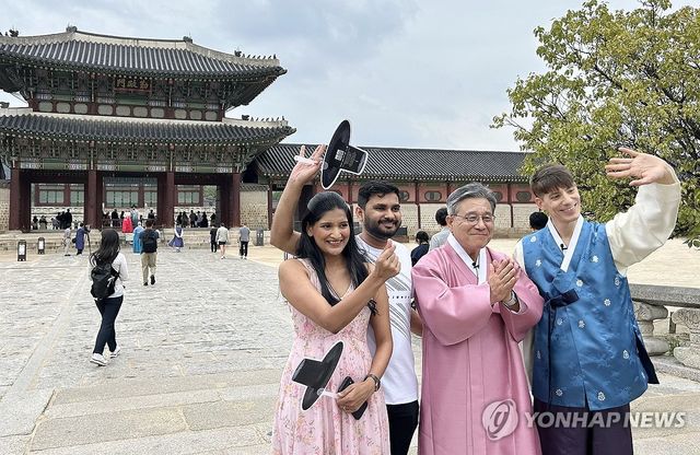 허민 국가유산청장, 추석 연휴 경복궁 관람객 맞이