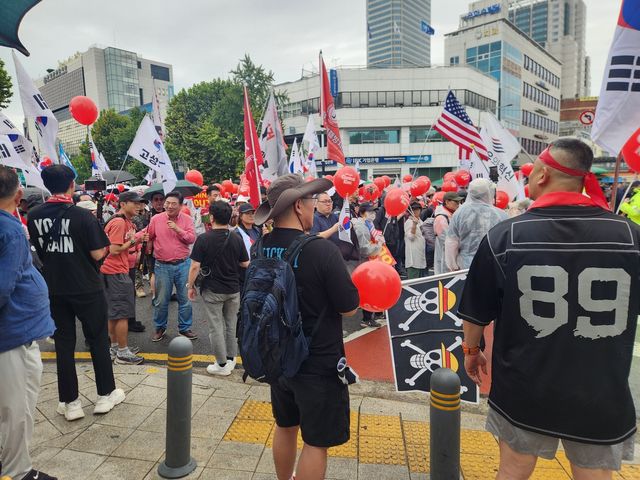 3일 오후 보수단체 집회에 등장한 일본 만화 '원피스'의 해적 깃발 [촬영 홍준석]