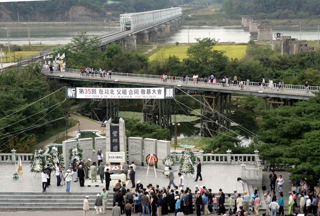지난 2004년 추석 임진각에서 열린 실향민 합동 차례