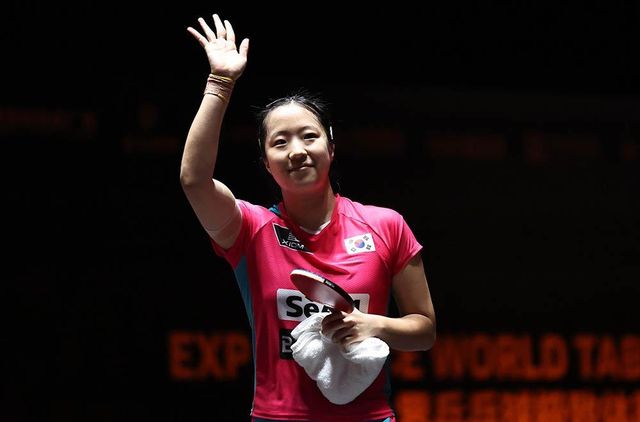 승리 후 팔을 들어 인사하는 신유빈