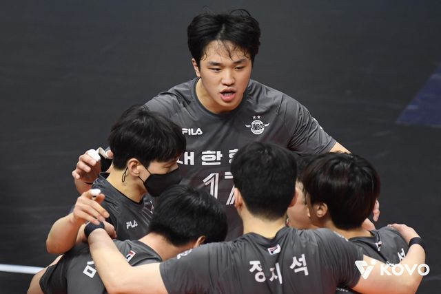 대한항공에서 뛸 때의 임동혁(뒤쪽 중앙)