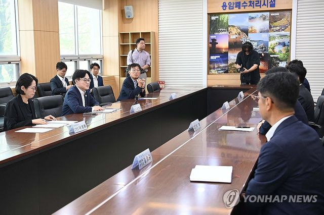 김정관 장관, 석유화학기업 사업재편 간담회 주재