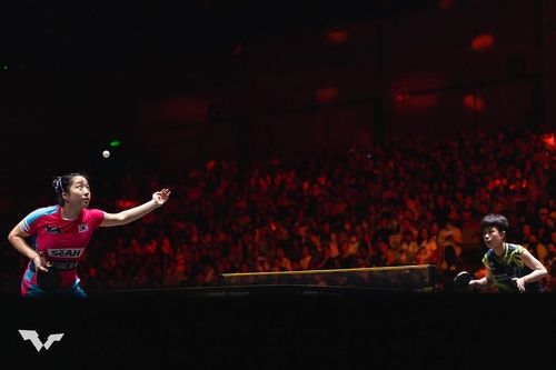 중국 스매시에서 주천희와 경기하는 신유빈(왼쪽)