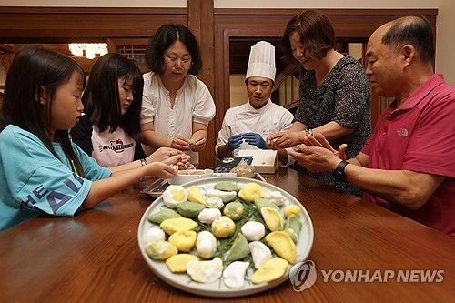 둘러 앉아 송편 빚기 체험