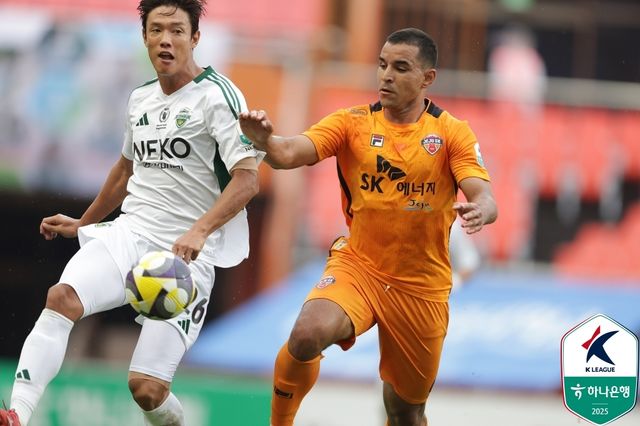 전북 수비수 홍정호(왼쪽)와 제주 공격수 유리 조나탄이 공을 다투고 있다.