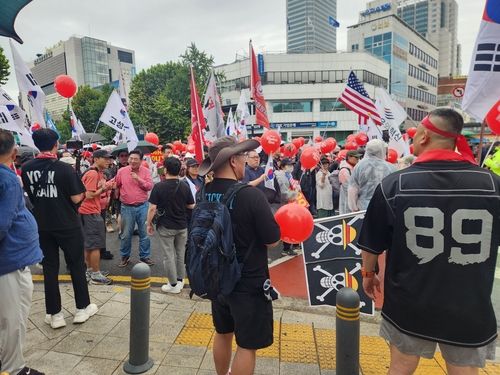 3일 오후 보수단체 집회에 등장한 일본 만화 '원피스'의 해적 깃발 [촬영 홍준석]