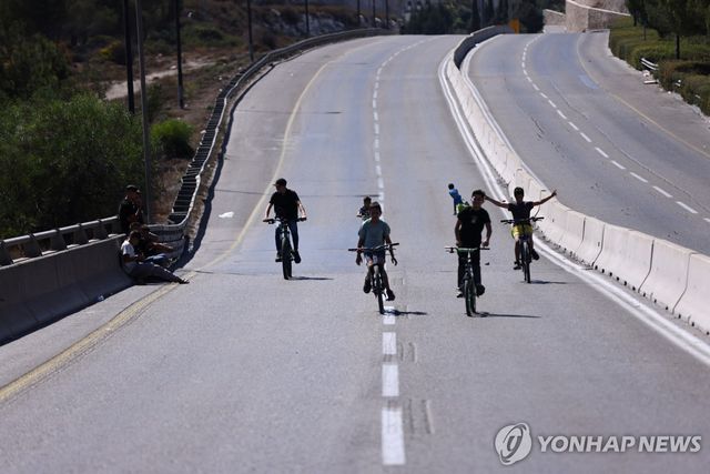 텅빈 고속도로 달리는 자전거