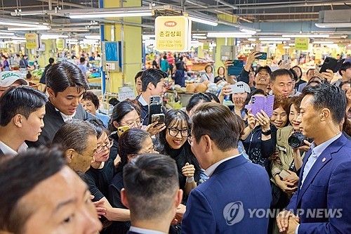 이재명 대통령, 추석 연휴 맞아 전통시장 방문