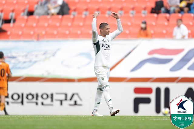 골 세리머니 하는 전북 티아고.