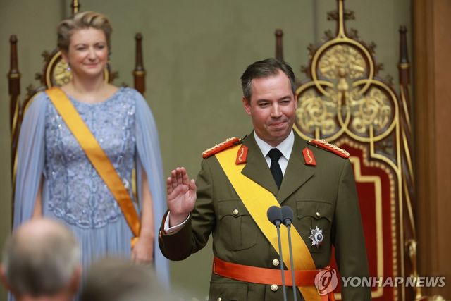 즉위 선서하는 기욤 5세 대공(오른쪽)