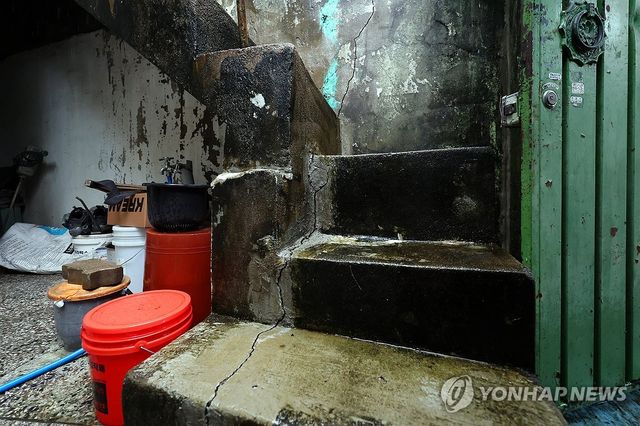 쩍쩍 갈라진 주택