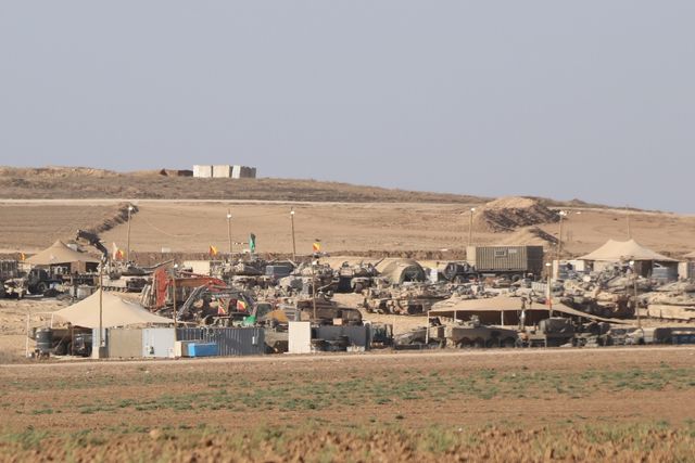 대기 중인 이스라엘 군용 차량