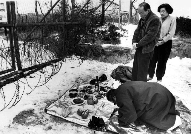 지난 1990년 설날 임진각에서 절을 올리는 이산가족