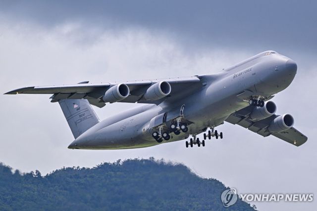 베네수엘라 인근 푸에르토리코 공항에서 이륙하는 미군 전략수송기