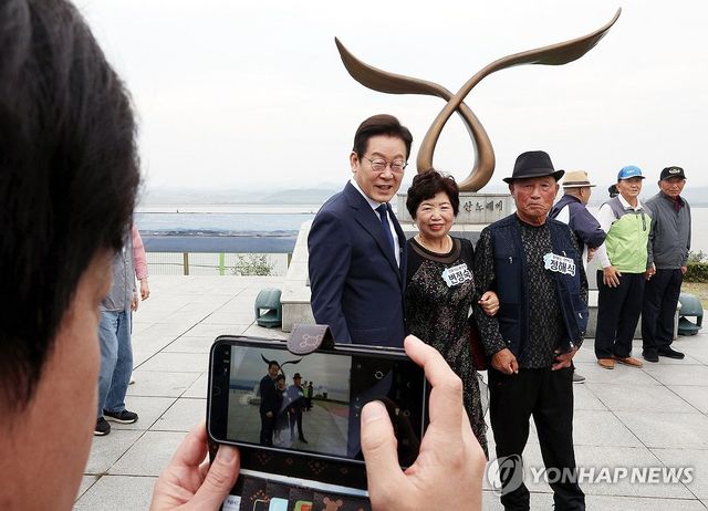 이재명 대통령, 실향민 가족과 기념촬영