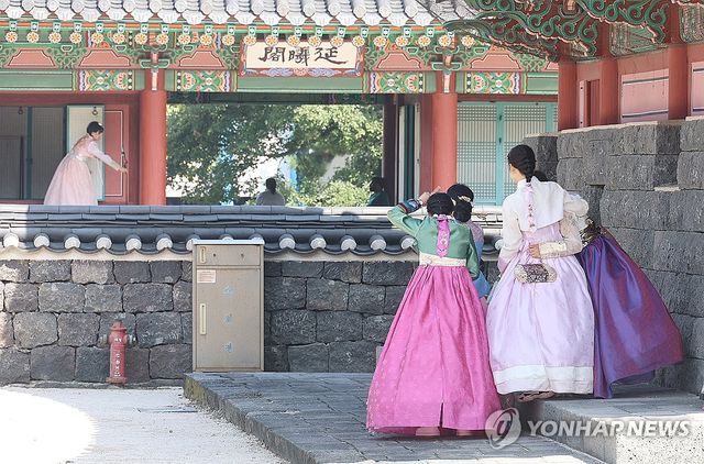 추석 연휴 제주목 관아 찾은 관광객