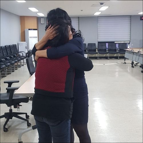 2022년 3월 친엄마 상봉하는 네덜란드 입양인 미샤 블록(키 큰 여성)