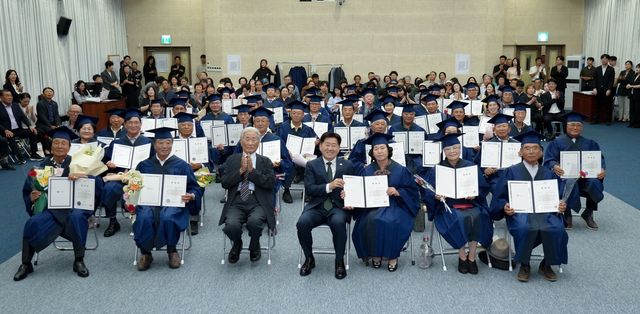 지난달 29일 열린 제주도민대학 명예직능학사 수여식