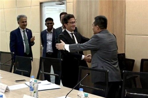 유엔 ESCAP 주재 북한 대표를 환영하는 조 콜럼바노 유엔 북한 상주조정관