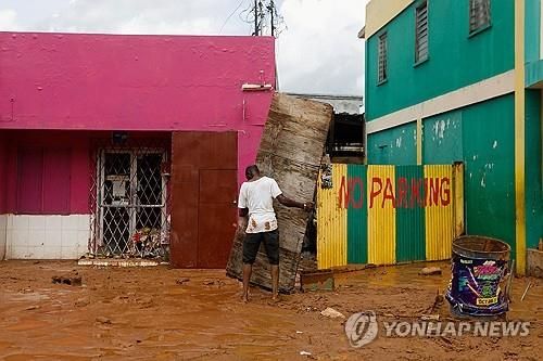 허리케인 멀리사 지나간 자메이카 산타크루즈 거리