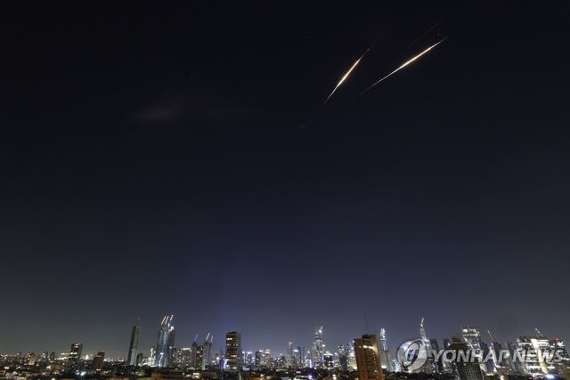 지난 6월 18일 이스라엘 텔아비브 상공에서 포착된 이란 탄도미사일.[EPA=연합뉴스. 재판매 및 DB 금지]