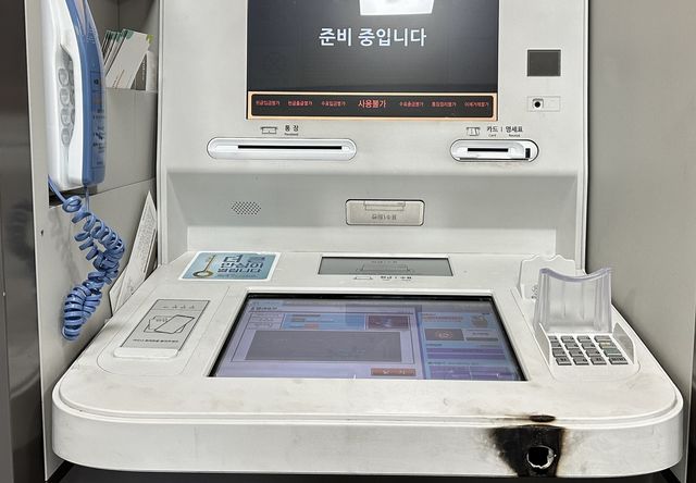 파손된 ATM 모습