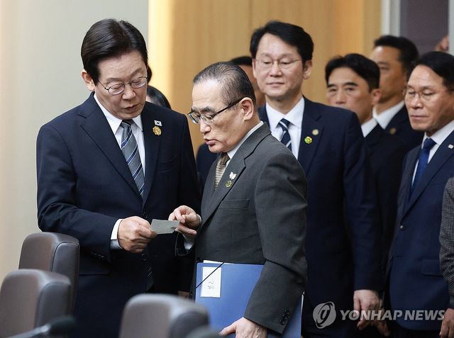 메모 확인하는 이재명 대통령