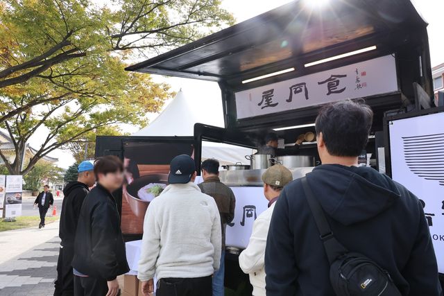 푸드트럭 앞에 줄지어 선 사람들