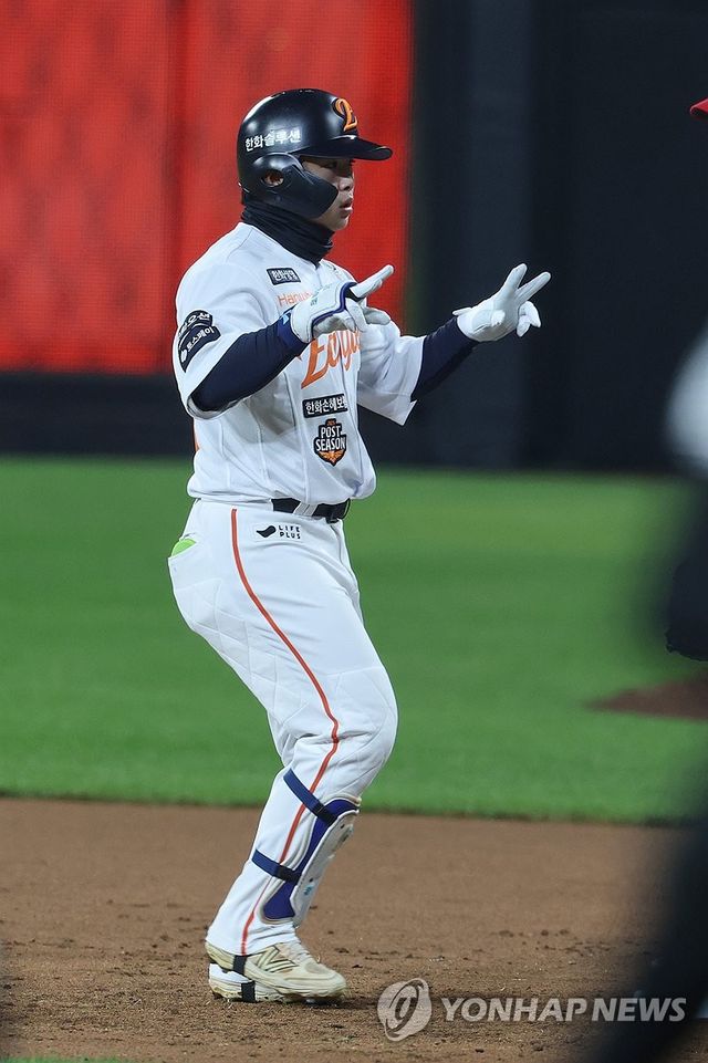 첫 안타 치고 세리머니 하는 문현빈