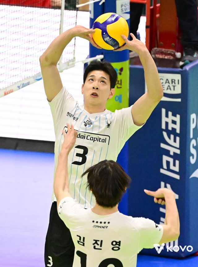 토스하는 현대캐피탈의 황승빈(3번)