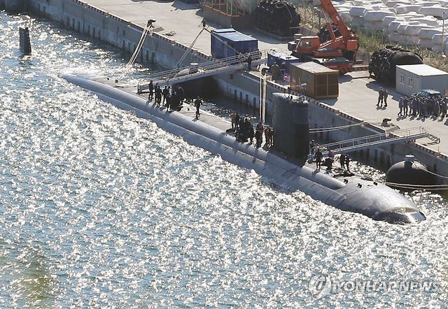 부산에 입항한 미 원자력 추진 잠수함 컬럼비아함