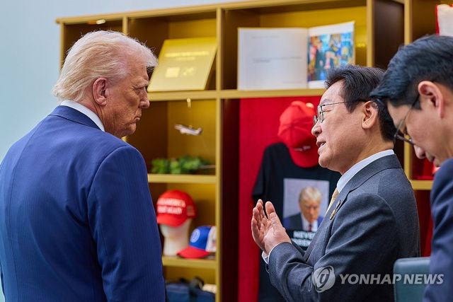 트럼프 굿즈 전시품 관람하는 한미 정상