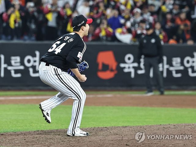 역전 승리에 환호하는 LG 유영찬