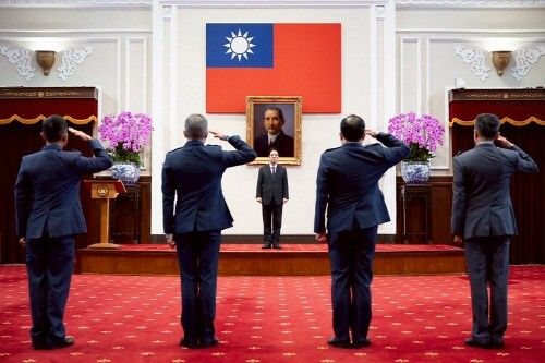 군 장성 진급식 신고를 받는 라이칭더 대만 총통(가운데)
