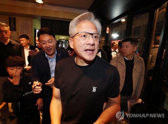 인사하는 젠슨 황