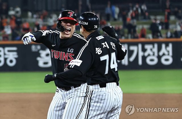 역전 2루타 친 LG 김현수