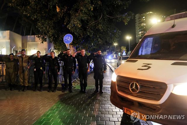 30일(현지시간) 시신 운구 차량에 경례하는 이스라엘 군경