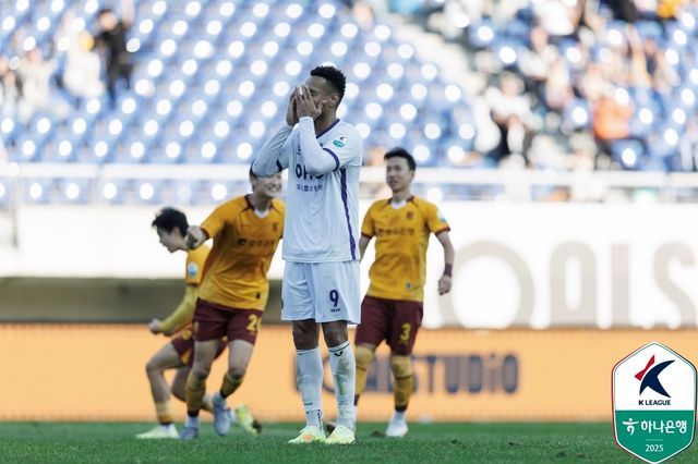 페널티킥 실축 이후 아쉬워하는 FC안양 모따