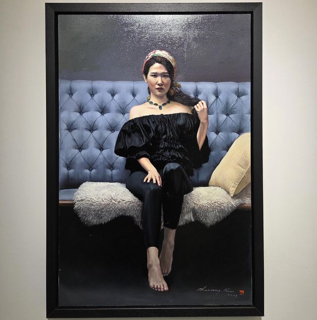 구자승 2017년 작 '긴 쇼파에 앉은 여인'