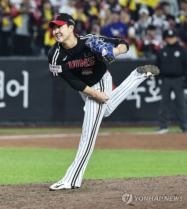 역투하는 LG 유영찬