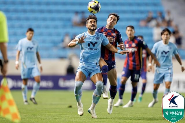 대구FC와 수원FC의 경기 장면.