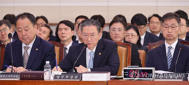 답변하는 정성호 법무부 장관